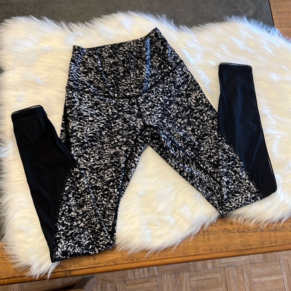 Lululemon Deep Breath Tight Iced Wave White Black Size 4